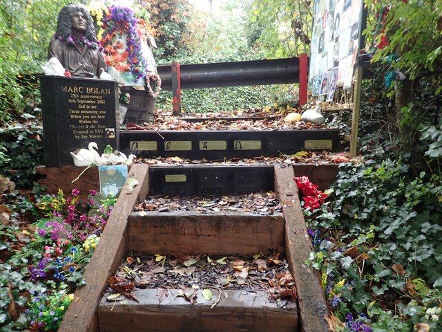 Marc Bolan’s Rock Shrine on Barnes Common © Marathon (cc-by-sa/2.0) geograph.org.uk/p/7903525